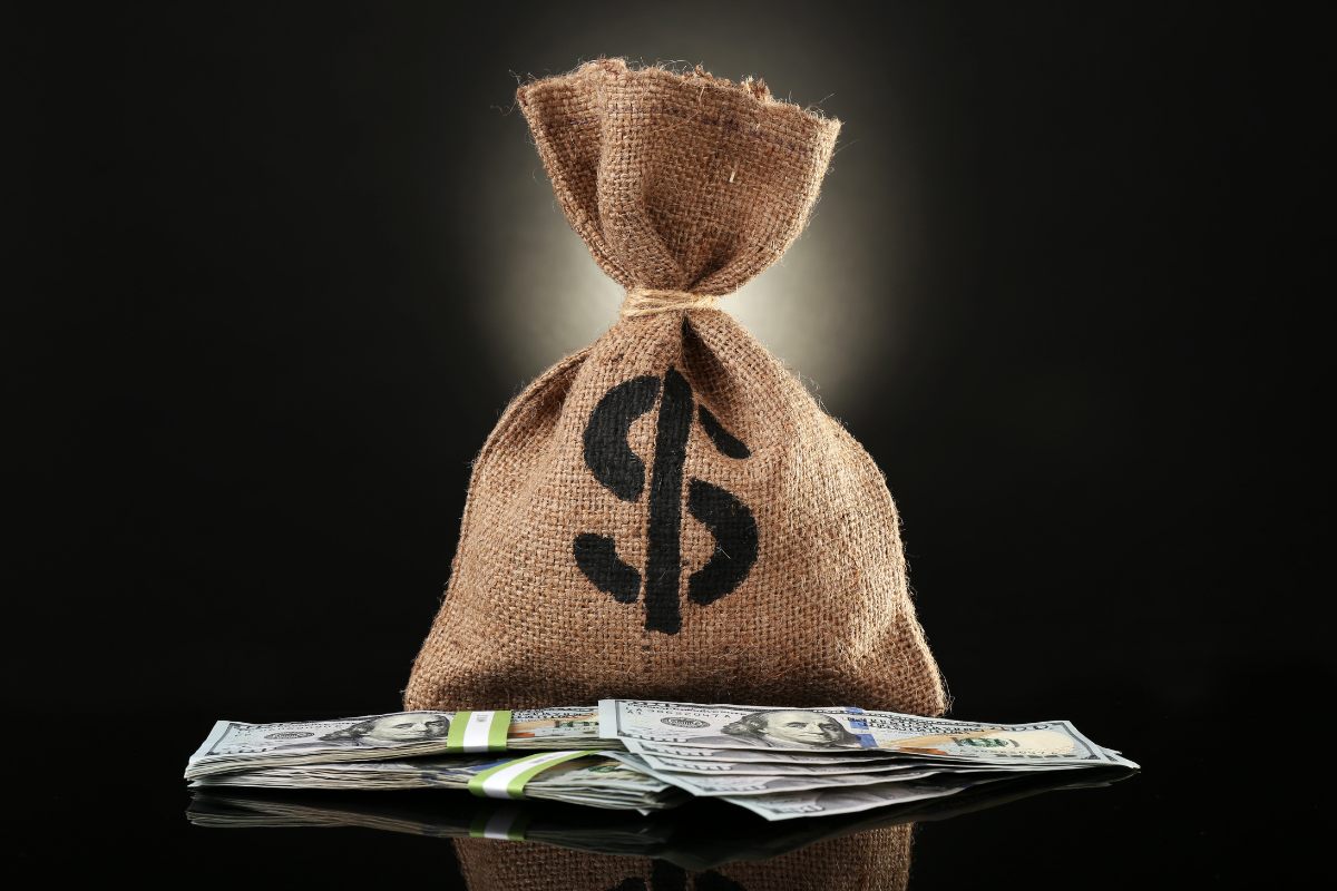 Strong U.S. Dollar Expected to Persist Throughout 2025, According to Oxford Economics